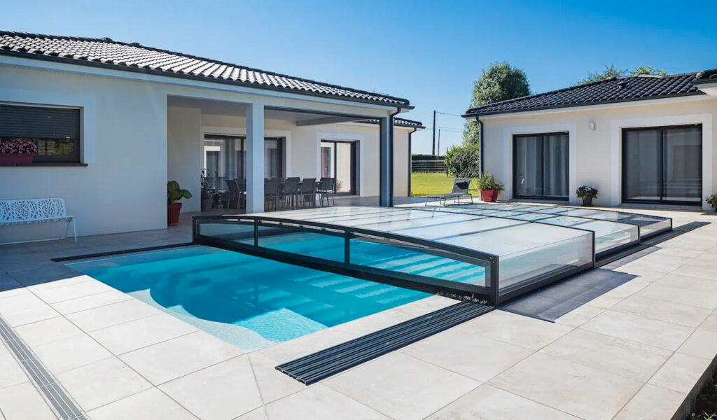 Abri piscine semi-plat : design, transparent et facile à manipuler