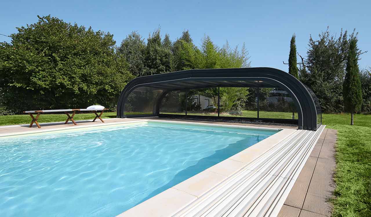 Abri de piscine mi-haut cintré en aluminium noir - Rénoval abris Cholet - La Jubaudière Maine et Loire