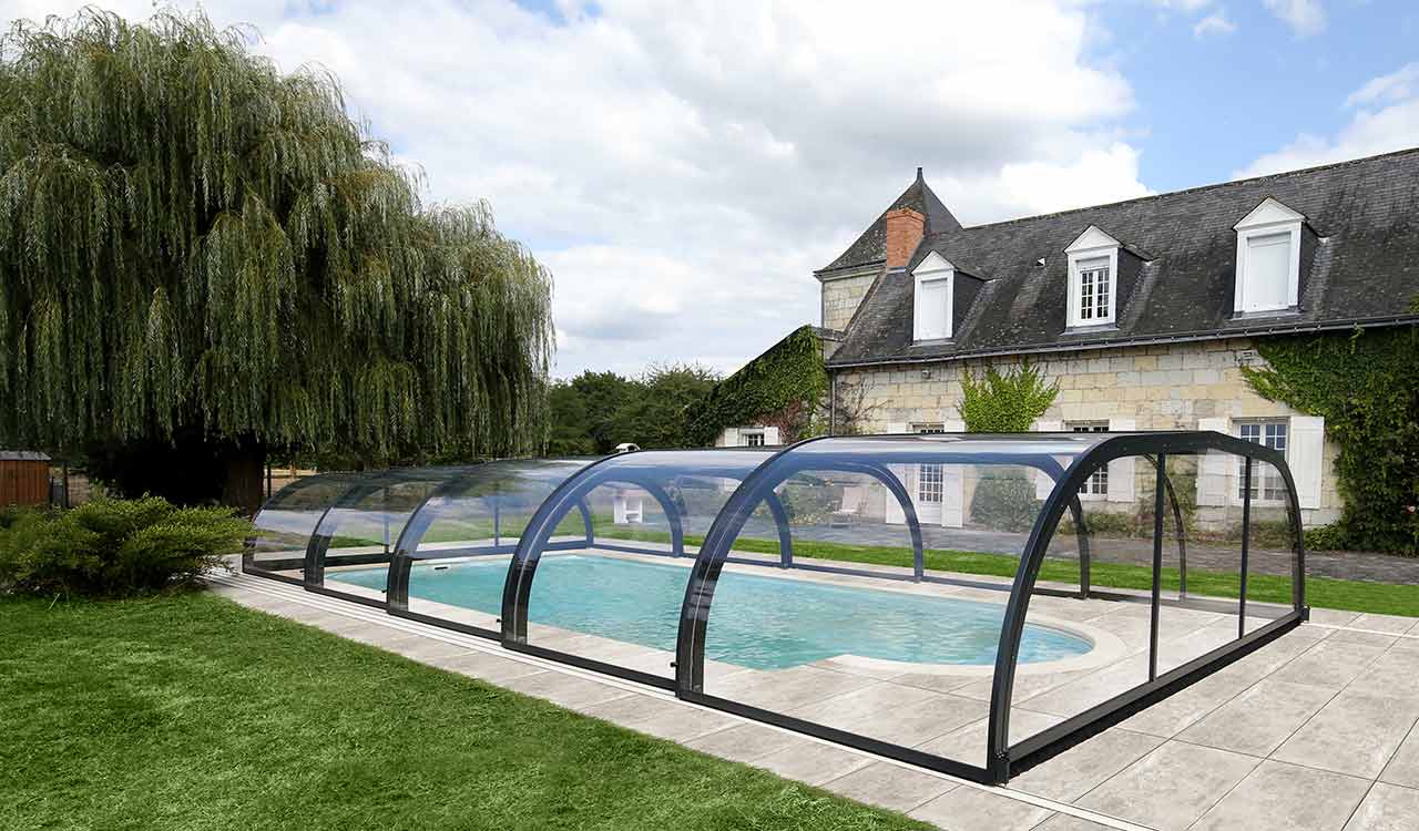 Abri de piscine mi-haut Rénoval en aluminium noir à Saint Sébastien sur Loire 44