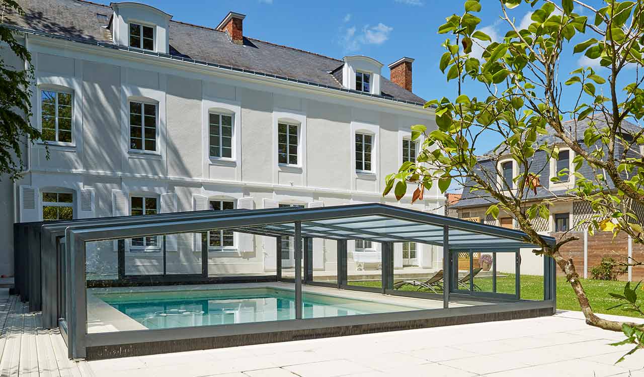 Abri de piscine mi-haut Rénoval en aluminium noir à Saint Sébastien sur Loire 44