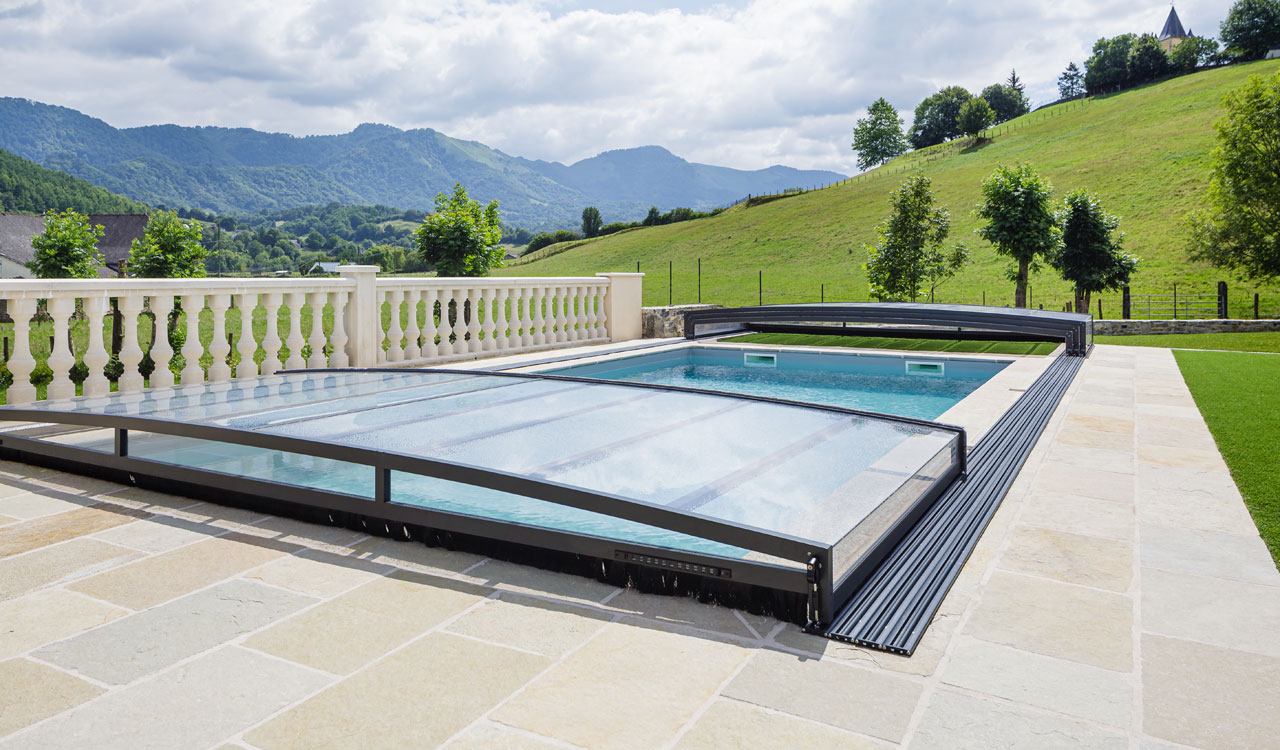 Abri de piscine Rénoval semi-plat en aluminium noir à Alçay Pyrénées-Atlantiques (64)