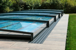Abri de piscine semi-plat télescopique en polycarbonate maison contemporaine à Avrillé - RENOVAL ABRIS ANGERS 49