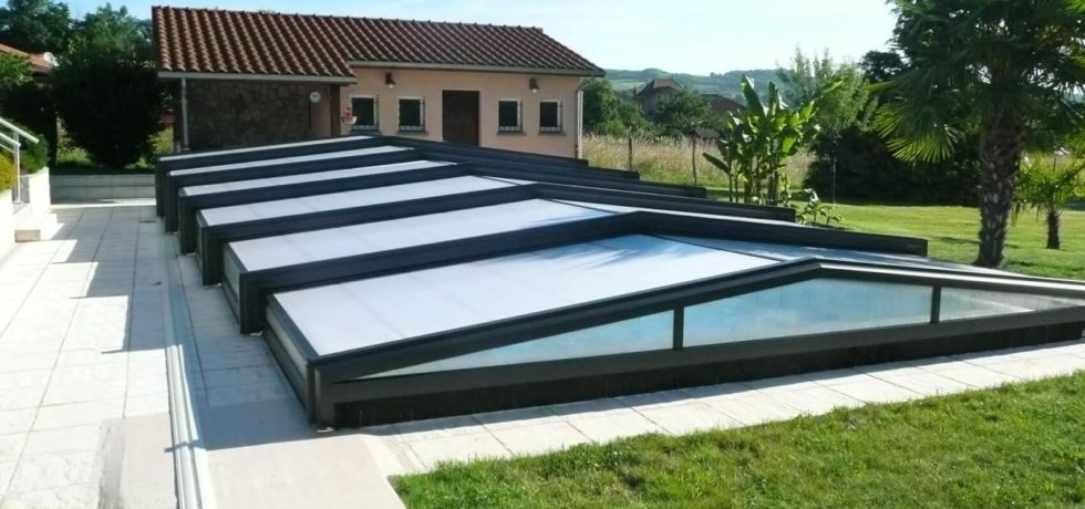 Abri de piscine bas pans droits avec modules télescopiques en alu noir et verre simple vitrage à Saint-Myon - RENOVAL ABRIS 63