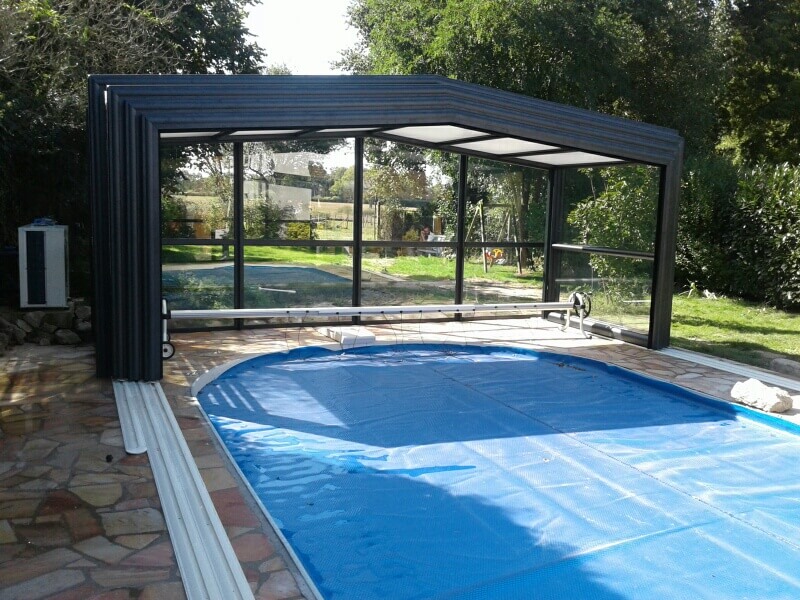 Abri de piscine haut en verre simple vitrage, alu coloris noir en Haute-Vienne (87) - RENOVAL ABRIS LIMOGES
