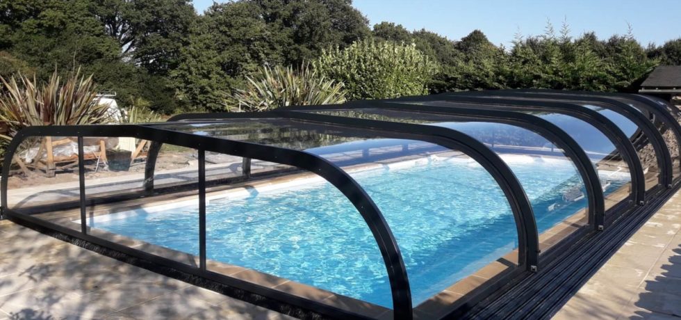 Abri de piscine mi-haut noir cintré en polycarbonate à Plumergat - Morbihan 56 - RENOVAL ABRIS 56