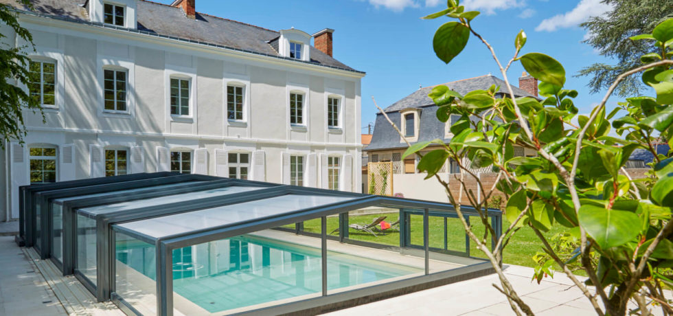Abris de piscine mi-haut en verre simple vitrage à Saint-Sébastien-sur-Loire (44) - RENOVAL ABRIS NANTES