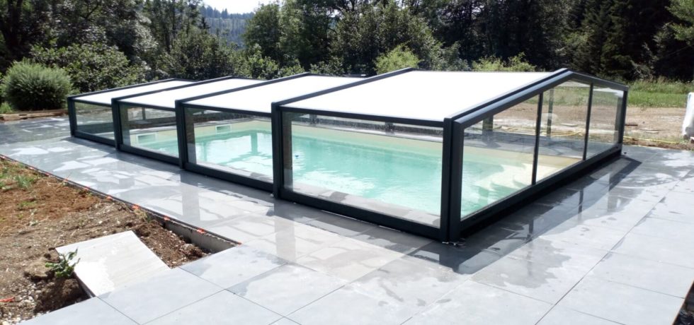 Abri de piscine RENOVAL ABRIS bas en aluminium noir - Les Combes (25)