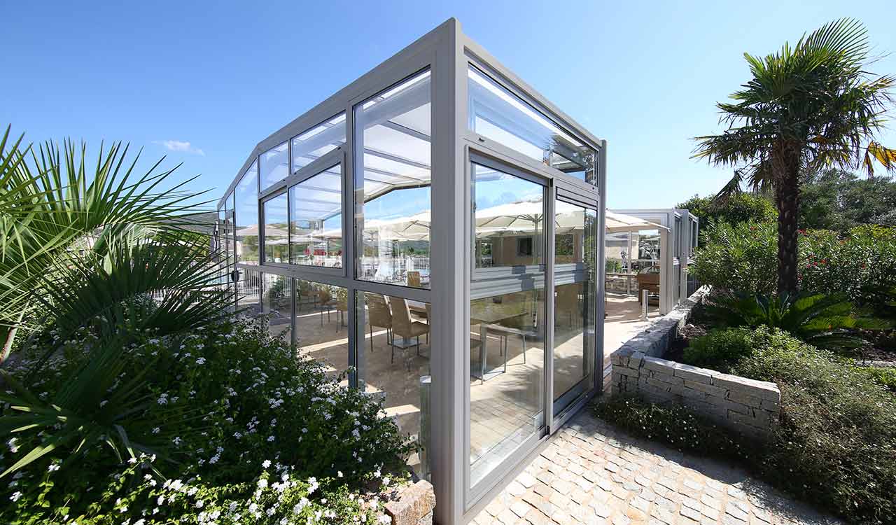 Abri en verre double vitrage pour couvrir les terrasses des professionnels de la restauration, des cafés et de l'hôtellerie en France - RENOVAL ABRIS 49