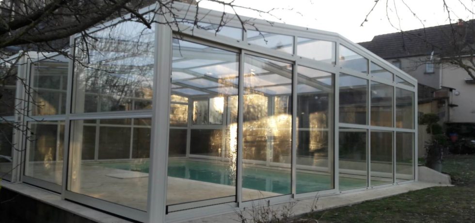Abri de piscine haut en alu beige et en verre simple vitrage à La Poitevinière - RENOVAL ABRIS CHOLET 49
