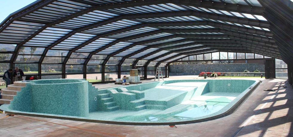 Abri de piscine haut professionnel pour piscine extérieure ludique - RENOVAL ABRIS